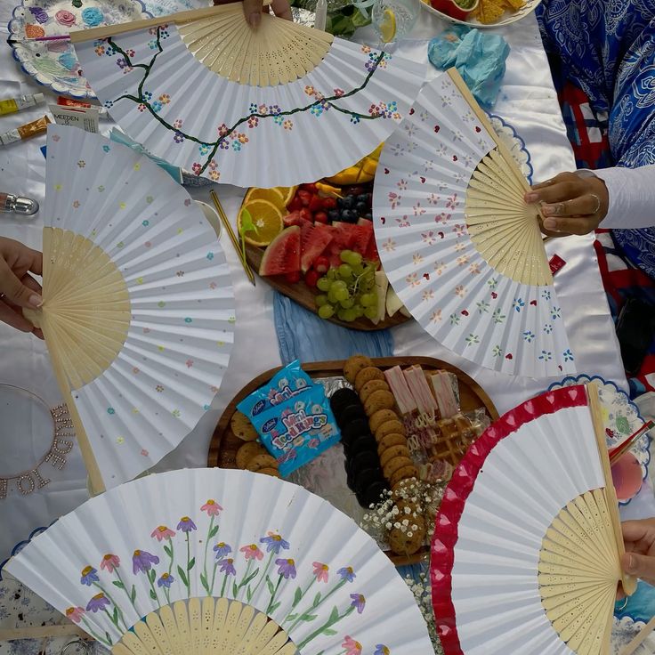 2/19 FAN DECORATING WORKSHOP