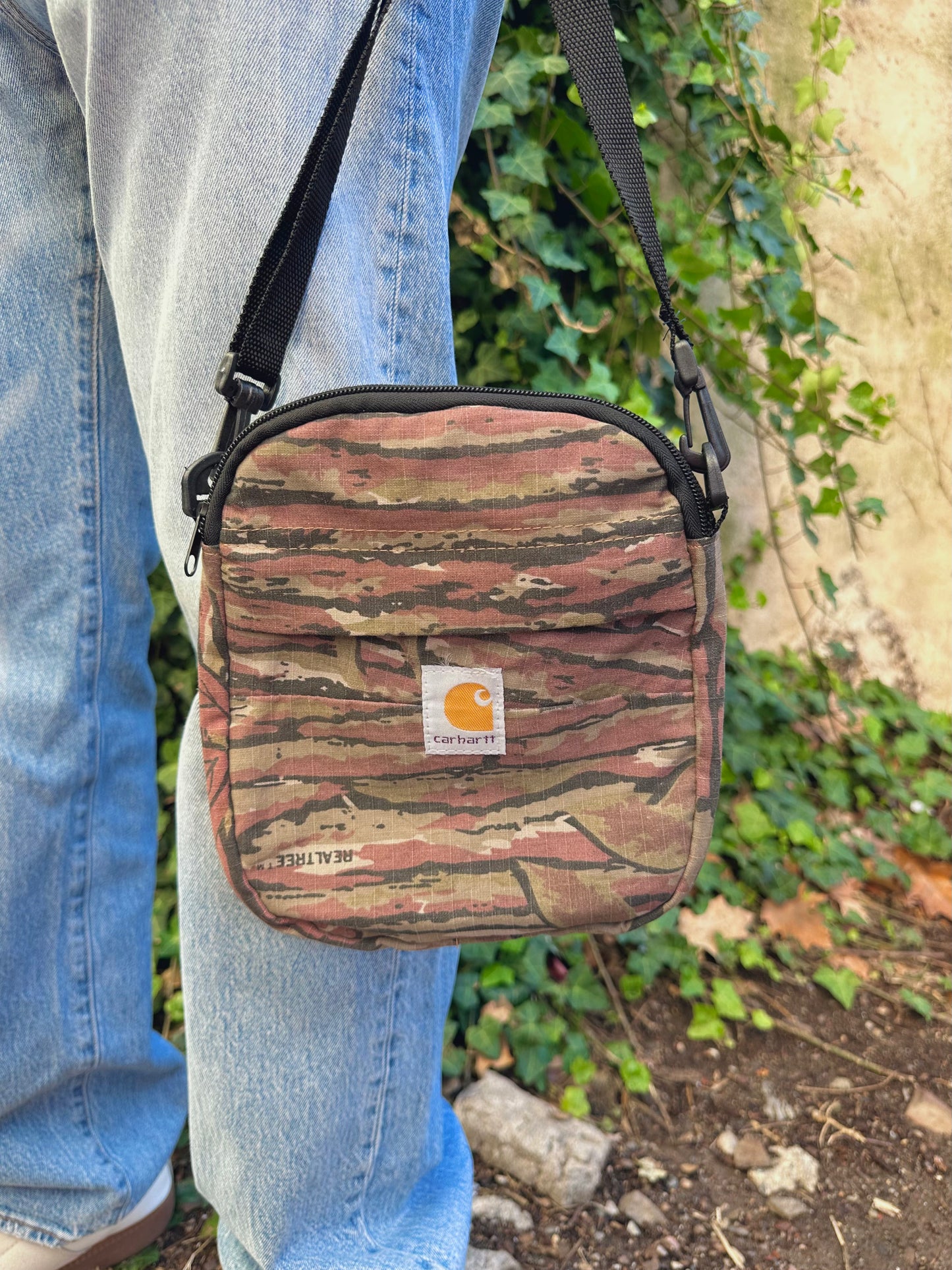 Oval Realtree Stripe Camo Crossbody Bag
