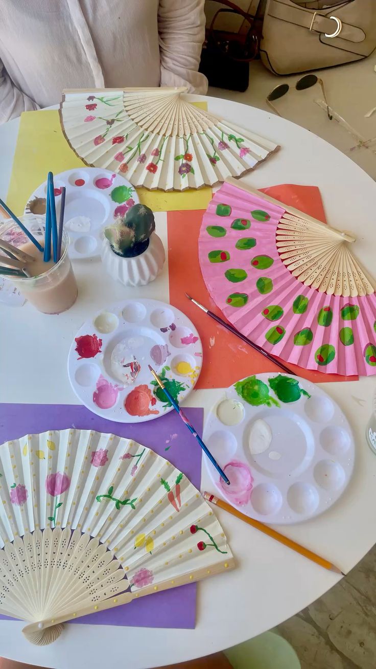 2/19 FAN DECORATING WORKSHOP